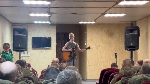 Певица Юта выступила перед освобождавшими Гуляйполе бойцами