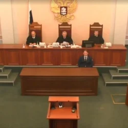 Полина Лурье приехала в Верховный суд — прячется от прессы под капюшоном