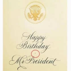 Пользователи Сети нашли тайный знак от Мелании на открытке Трампу