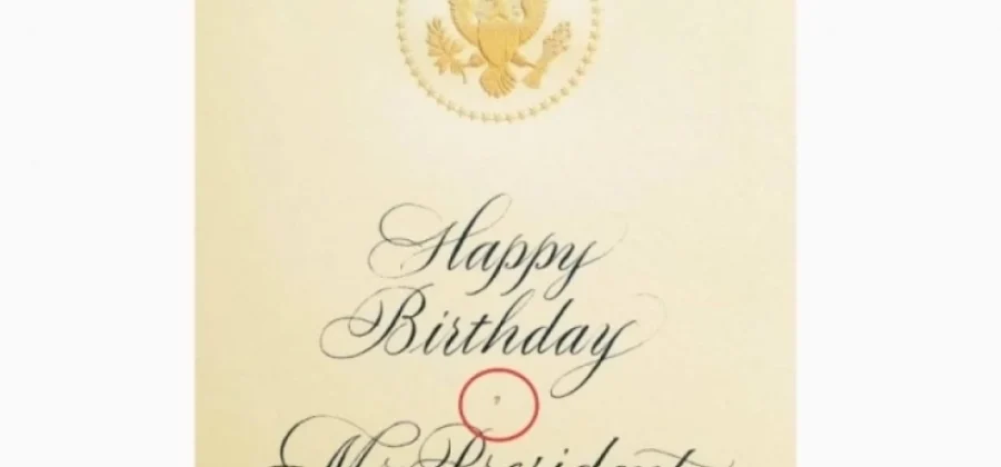 Пользователи Сети нашли тайный знак от Мелании на открытке Трампу