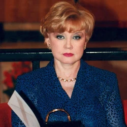 Правила жизни Веры Алентовой: «За отношениями, тем более в семье, нужно ухаживать, как за цветами»