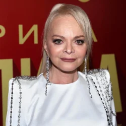 Суд поставил точку в одном из эпизодов дела Долиной: мать в декрете выплатит певице 15 млн рублей