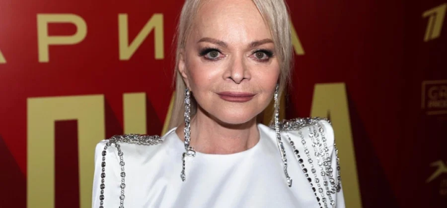 Суд поставил точку в одном из эпизодов дела Долиной: мать в декрете выплатит певице 15 млн рублей