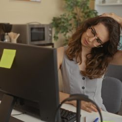 Тренер назвала лучшие упражнения для расслабления спины после работы