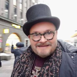 «Живут же люди»: экс-ведущий «Модного приговора» на фоне парижского пейзажа восхитил поклонников