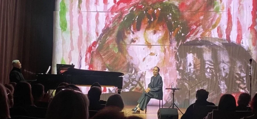 Ахмадулина под Шопена. Сати Спивакова читала поэзию для интеллектуалов