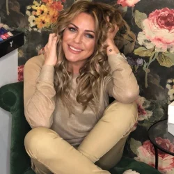 Белые розы и наряженная ель: семья Юлии Началовой в день ее рождения пришла на могилу звезды