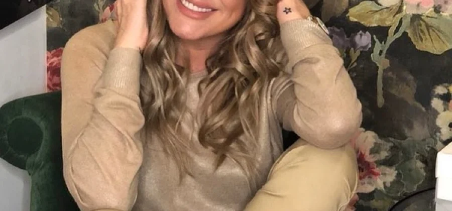 Белые розы и наряженная ель: семья Юлии Началовой в день ее рождения пришла на могилу звезды