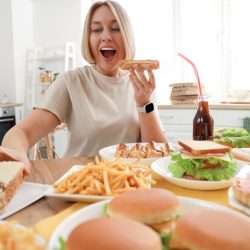 Диетолог объяснил сильную тягу к сладкому и жирному