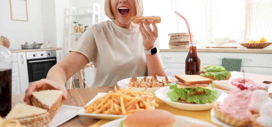 Диетолог объяснил сильную тягу к сладкому и жирному