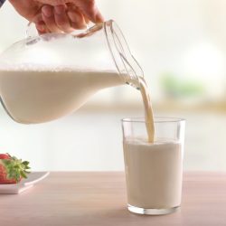 Диетолог ответила, какой вид молока лучше усваивается организмом