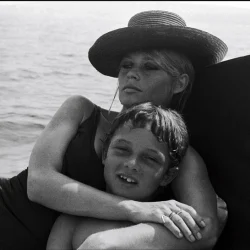 Единственный сын Брижит Бардо, которого она называла своей «опухолью», расплакался на похоронах