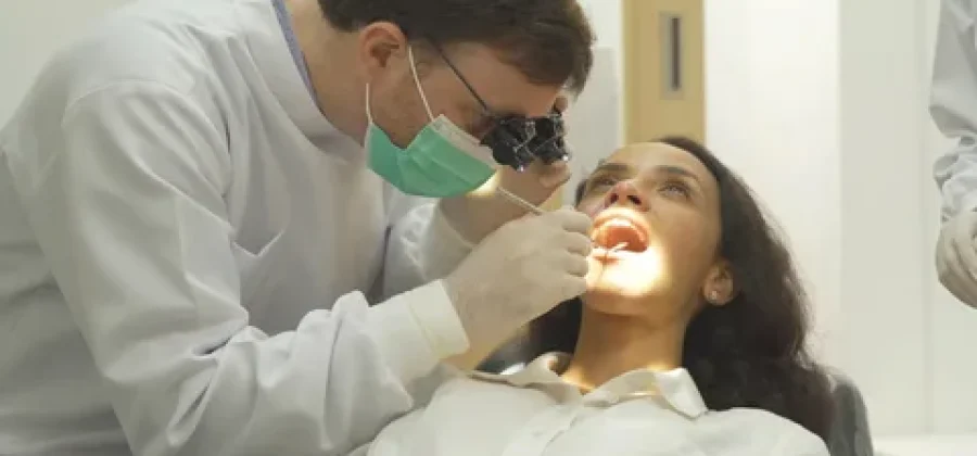 Особенности удаления зуба с коронкой и как проходит процедура