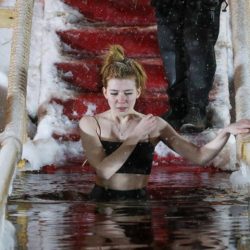 Кому нельзя, а кому осторожно. Советы врача перед крещенскими купаниями