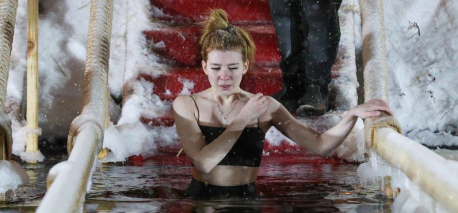 Кому нельзя, а кому осторожно. Советы врача перед крещенскими купаниями