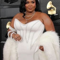 Лиззо похудела на 45 кг и считает свое тело идеальным: как певица выглядит в бикини сейчас?