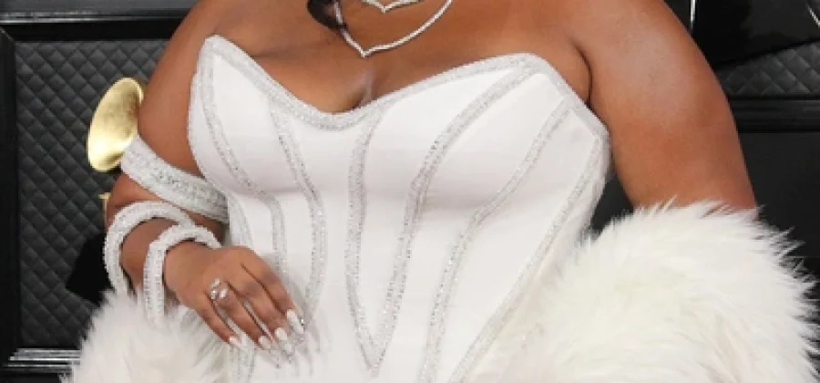 Лиззо похудела на 45 кг и считает свое тело идеальным: как певица выглядит в бикини сейчас?