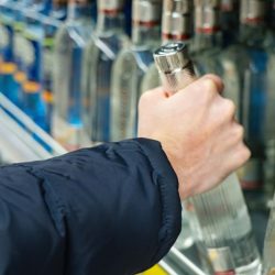 Нарколог объяснил, почему так опасно употреблять алкоголь на морозе