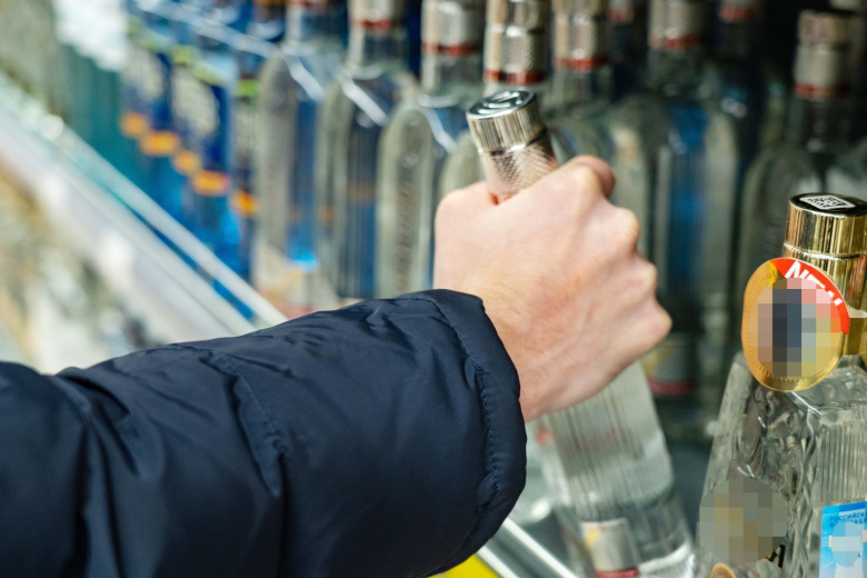 Нарколог объяснил, почему так опасно употреблять алкоголь на морозе