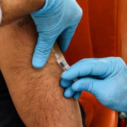 Названы пять вакцин, продлевающих жизнь пожилым людям