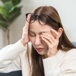 Невролог объяснила, почему постоянно дергается веко