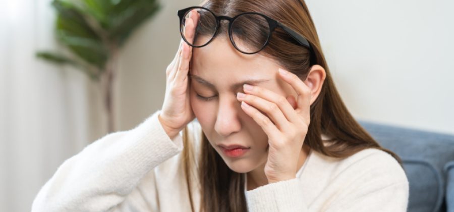 Невролог объяснила, почему постоянно дергается веко