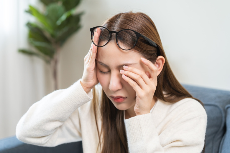 Невролог объяснила, почему постоянно дергается веко