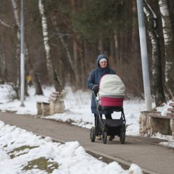 Педиатр назвал идеальную длительность прогулки в мороз с младенцами