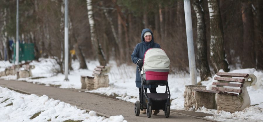 Педиатр назвал идеальную длительность прогулки в мороз с младенцами