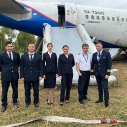 Пилот, посадивший самолет в пшеничном поле, второй год работает курьером, чтобы выжить