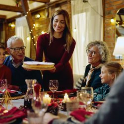 Психолог объяснила, нужно ли сажать детей за новогодний стол со взрослыми