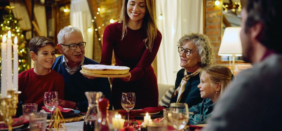 Психолог объяснила, нужно ли сажать детей за новогодний стол со взрослыми