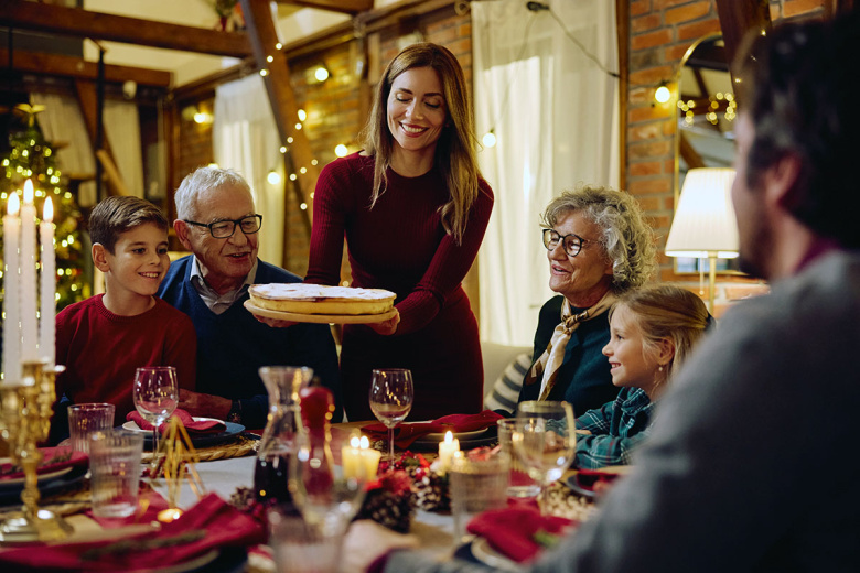 Психолог объяснила, нужно ли сажать детей за новогодний стол со взрослыми