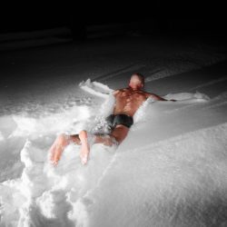 Россиянам рассказали, почему опасно нырять в прорубь или снег после бани