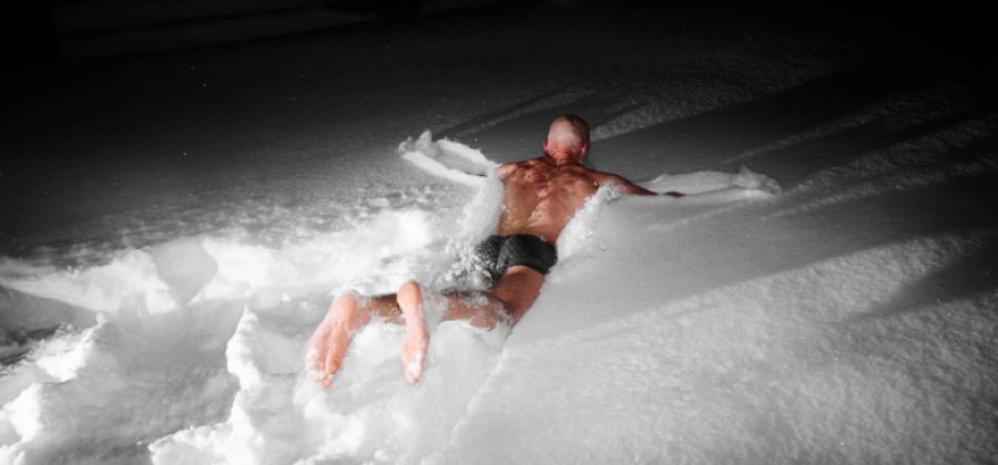 Россиянам рассказали, почему опасно нырять в прорубь или снег после бани