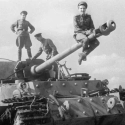 Рыцарь советского образа. Как Константин Симонов возрождал древнюю традицию