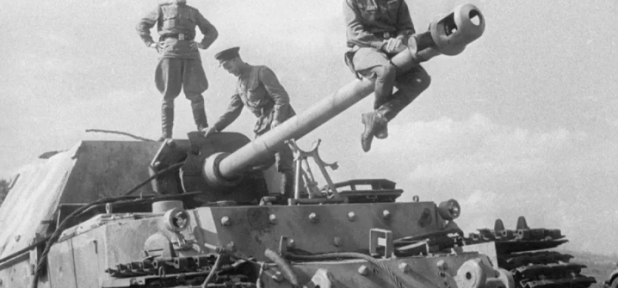 Рыцарь советского образа. Как Константин Симонов возрождал древнюю традицию