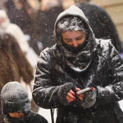 Снегопад в Москве: сугробы в полметра, счастливые дети и коллапс на дорогах