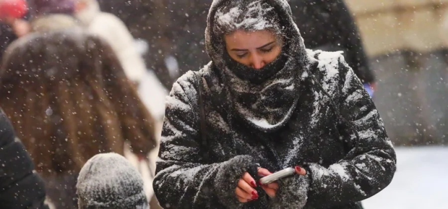 Снегопад в Москве: сугробы в полметра, счастливые дети и коллапс на дорогах