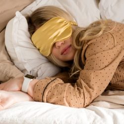 Сомнолог назвала идеальные температуру и влажность для здорового сна