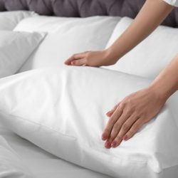 Сомнолог назвала идеальный материал для постельного белья