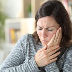 Стоматолог предупредила об опасной ошибке при болезни зубов