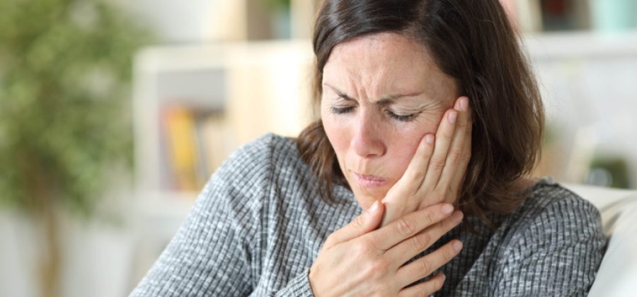 Стоматолог предупредила об опасной ошибке при болезни зубов