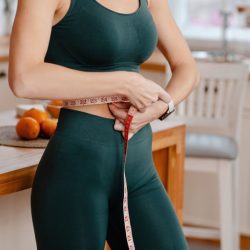 «Теряют до трех килограммов»: врач назвала необычный способ похудеть