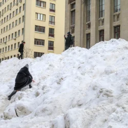 В Москве снежная гора стала местом притяжения горожан — дети расстроены, что ее снесут
