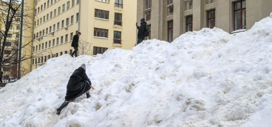 В Москве снежная гора стала местом притяжения горожан — дети расстроены, что ее снесут