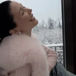 Вернулась в память о маме? Анна Заворотнюк отмечает 30-летие в Москве