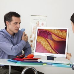 Врач назвал три внешних признака высокого холестерина