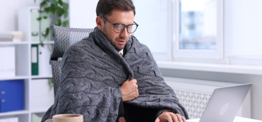 Врач рассказала об опасностях выхода на работу с простудой