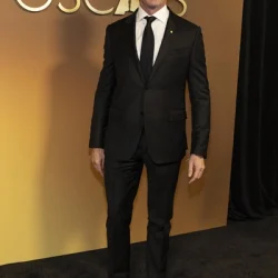 Жаркие каникулы Хью Джекмана: целуется на пляже с любимой, хвастается прессом